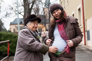 Neboj, babi, nejspíš Tě nekopne