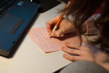 Příprava vánočních dárků (etapa: psaní doprovodných textů)