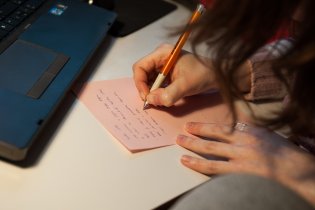 Příprava vánočních dárků (etapa: psaní doprovodných textů)