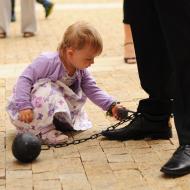 Sonička by tatínkovi ráda pomohla