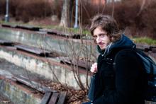 Tom se marně snaží vcítit do role diváka v tajemném amfiteátru uprostřed sídliště