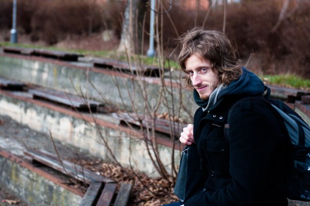 Tom se marně snaží vcítit do role diváka v tajemném amfiteátru uprostřed sídliště