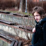 Tom se marně snaží vcítit do role diváka v tajemném amfiteátru uprostřed sídliště