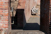 Lavičky pod Petrovem se vyhřívají na slunci