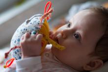 Verunka zkouší na sluníčko tzv. hamburgerový úchop