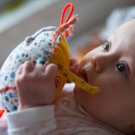 Verunka zkouší na sluníčko tzv. hamburgerový úchop