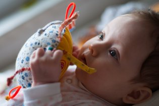 Verunka zkouší na sluníčko tzv. hamburgerový úchop