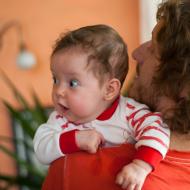 Verunka kouká, jako by v téhle kavárně byla poprvé (což sa