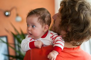 Verunka kouká, jako by v téhle kavárně byla poprvé (což sa