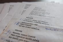 Tom vytáhl ze šuplíku těžký uspávací kalibr - zažloutlé listy s texty romských písní z workshopu Idy Kelarové