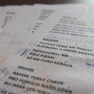 Tom vytáhl ze šuplíku těžký uspávací kalibr - zažloutlé listy s texty romských písní z workshopu Idy Kelarové