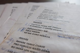 Tom vytáhl ze šuplíku těžký uspávací kalibr - zažloutlé listy s texty romských písní z workshopu Idy Kelarové