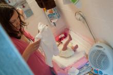 V porodnici zahřívala Verunce nožičky teta Eta, doma musí stačit strejda Sencor