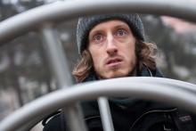 Netuší, jak má na tomto outdoor fitness stroji cvičit, tak aspoň čučí