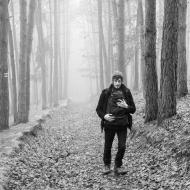 Stoupáme mlhou a drobným mrholením na Hobrtenky