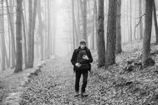 Stoupáme mlhou a drobným mrholením na Hobrtenky