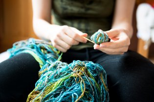 Navinout 250 metrů zašmodrchané příze do úhledného klubíčka není jen tak