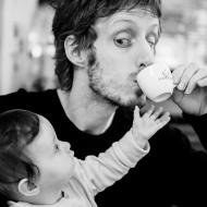 Tati, nepij to kafe, seš po něm divokej!