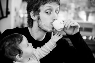 Tati, nepij to kafe, seš po něm divokej!