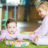 Monča kontroluje, jestli má Verča správný prstoklad