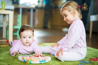 Monča kontroluje, jestli má Verča správný prstoklad