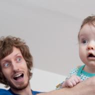 Každé miminko má údajně něco, co ho spolehlivě rozesměje