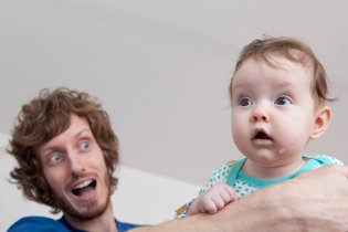 Každé miminko má údajně něco, co ho spolehlivě rozesměje