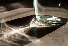 Ze série 'umění od kavárenského stolu'