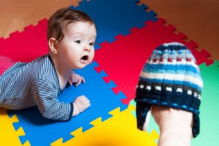 Tuhle čepičku, mámo? Není na ni ještě moc teplo?