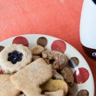 Odpolední svačinka - cukroví z mrazáku s obilnou kávou Yannoh stylově v hrnku McCafé