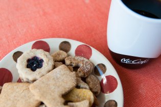 Odpolední svačinka - cukroví z mrazáku s obilnou kávou Yannoh stylově v hrnku McCafé