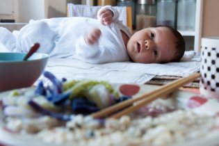 Vy se tady cpete a já tu jako mám celou dobu otáčet hlavičku, nebo co?