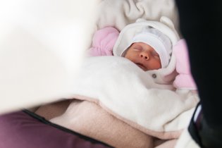 Verunka si hoví v kočárku, oblečená do modelu Polárník, co kdyby najednou začalo mrznout, že...