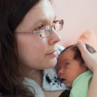 Holky zaujatě poslouchají svatého otce z přenosu květnonedělní mše z Vatikánu