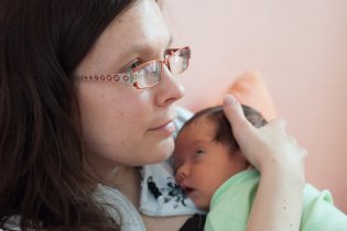 Holky zaujatě poslouchají svatého otce z přenosu květnonedělní mše z Vatikánu