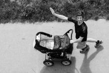 Tatínek vyráží na ranní výběh do obory