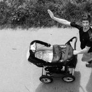 Tatínek vyráží na ranní výběh do obory