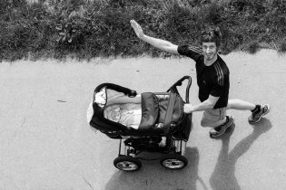 Tatínek vyráží na ranní výběh do obory