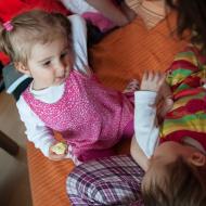 Kámoška Monča přemýšlí, jestli by si Verunka dala radši banán nebo sušenku