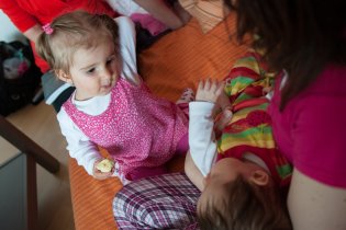 Kámoška Monča přemýšlí, jestli by si Verunka dala radši banán nebo sušenku