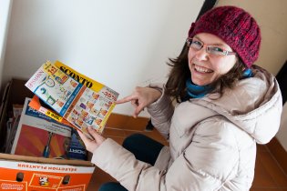 Lenča se učí radovat z maličkostí, zde např. ze slevy na Pampersky