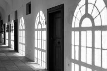 Zde už chybí jen ze záběru pomalu kráčející Benediktinský mnich