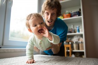 Stojka na jedné ruce? Brnkačka!