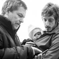 Veru, prosím tě, vysvětli jim, že mnohem rychlejší by bylo se prostě zeptat na cestu