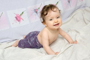 Modelka Verunka pózuje v nových vlňáčcích ve velmi improvizovaném domácím ateliéru