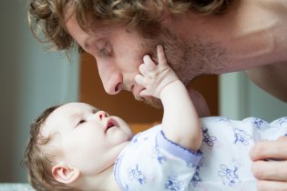 Táta má tu výhodu, že ho můžu tahat za vousy