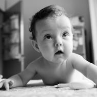 Hračky Verunku nezajímají, její pohled směřuje do skřín