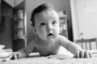 Hračky Verunku nezajímají, její pohled směřuje do skřín