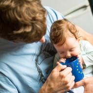 Verunka nenápadně naznačuje, že už by se ráda učila pít z hrníčku