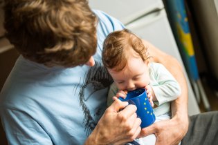 Verunka nenápadně naznačuje, že už by se ráda učila pít z hrníčku